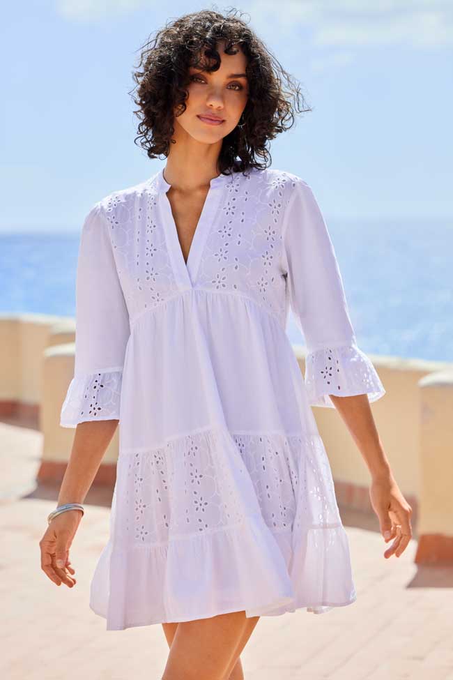 Broderie Anglaise Kleider und Netzshirts 